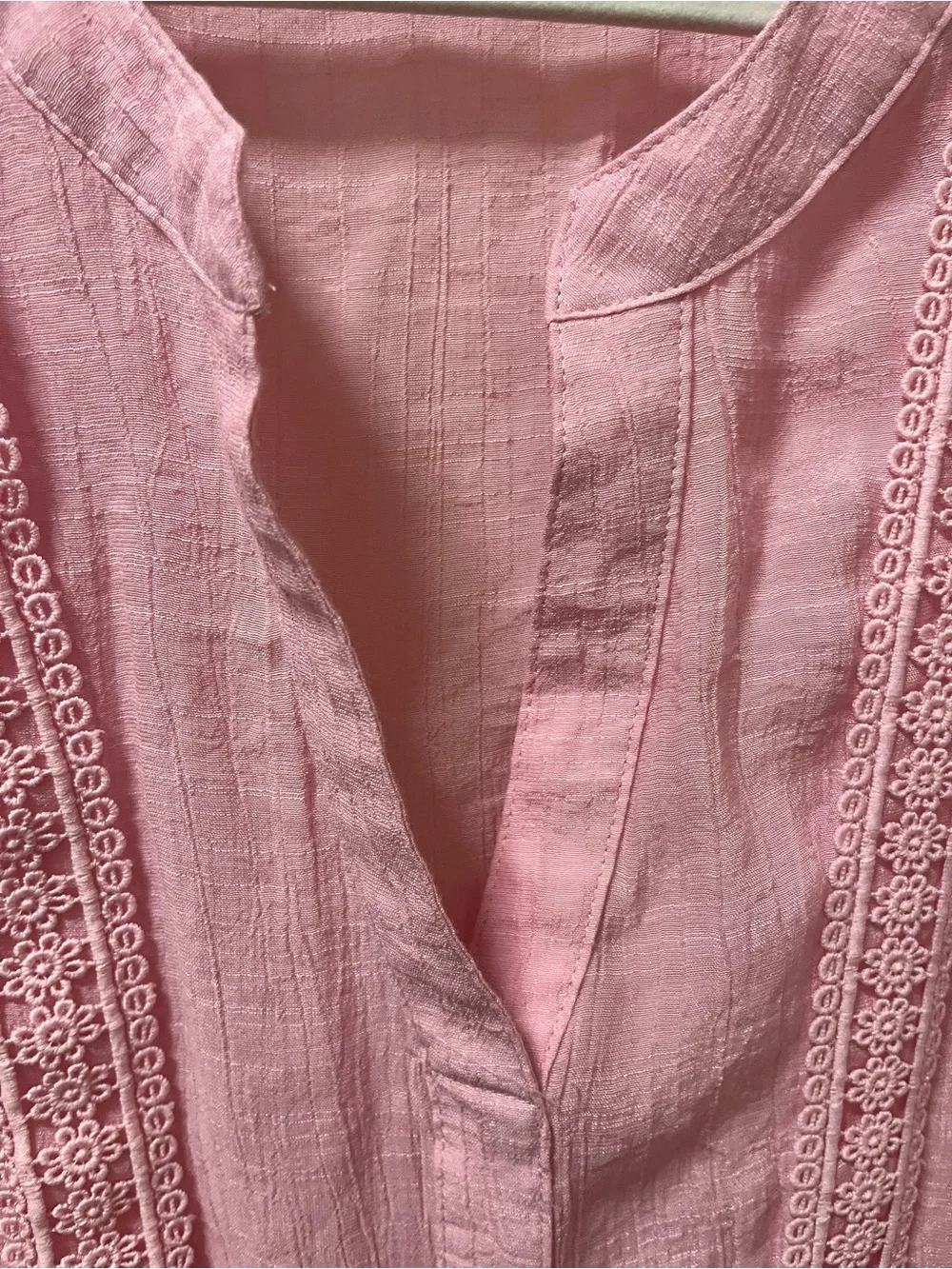 Counterparts Women’s Size XL Pink Peasant Top with Lace Embroidered Detail VNeck - Picture 5 of 8